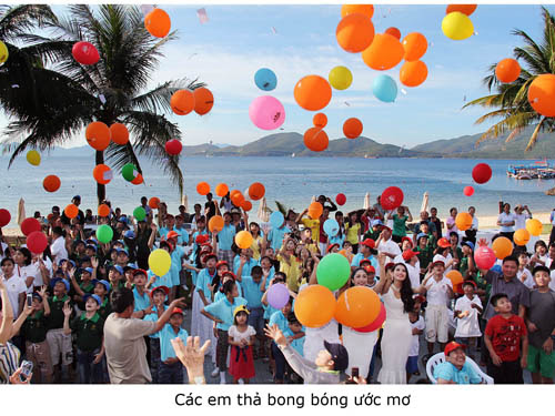 Ảnh các em thả bông bóng